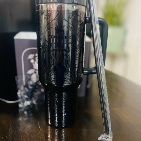 Black Patterned Quencher H2.0 Tumbler 40oz - Picture 3 of 6